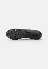 Le chaussure de football noire présente une tige texturée, une semelle en caoutchouc avec six crampons moulés pour une meilleure adhérence et un design épuré pour la performance.