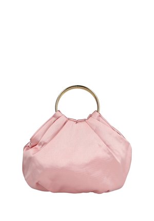 Bolso de raso rosa suave con diseño fruncido y una gran asa redonda de metal dorado sobre un fondo blanco.