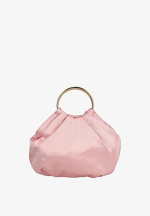 Bolso de raso rosa suave con diseño fruncido y una gran asa redonda de metal dorado sobre un fondo blanco.