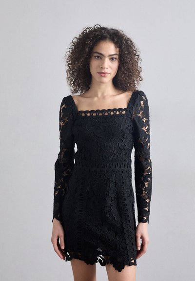 Rochie neagră din dantelă cu mâneci lungi, decolteu pătrat, modele floreale și margini ondulate. Lungime scurtă, design ajustat.