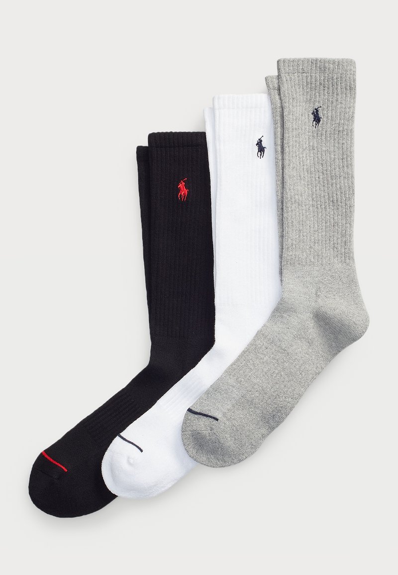 Tres pares de calcetines acanalados en negro, blanco y gris, con logotipos bordados. Cada par tiene acentos en el color de los dedos en contraste.