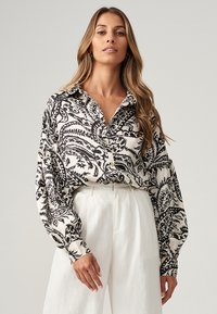 THE FATED VAL OVERSIZE  - Užsagstoma palaidinė - ivory paisley