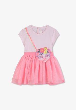 Rosa Baumwollkleid mit kurzen Ärmeln, einem Tüllrock, einer Pailletten-Applikation eines Löwengesichts und einem neonfarbenen Zickzack-Design. Glitzernde Akzente überall.