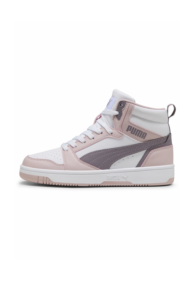 Zapatillas altas con un diseño en cuero blanco, rosa claro y gris. Presentan perforaciones, un cuello acolchado y un logo en el lateral.