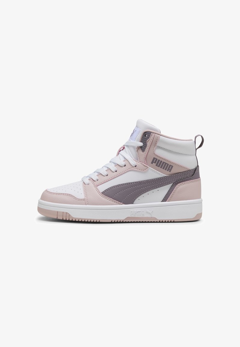 Zapatillas altas con un diseño en cuero blanco, rosa claro y gris. Presentan perforaciones, un cuello acolchado y un logo en el lateral.