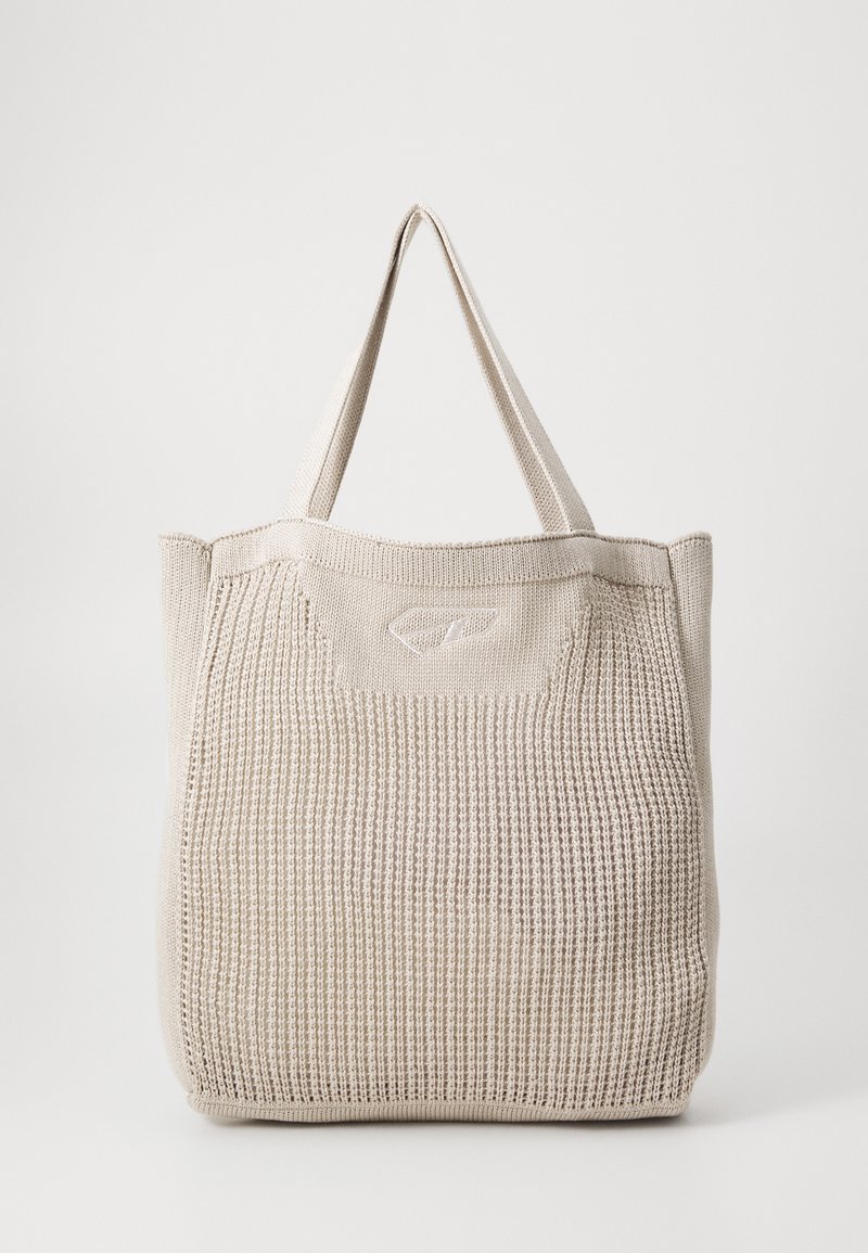 Beige strikket totebag med struktureret overflade, to solide håndtag og en subtil logo-detalje foran. Firkantet form til alsidig brug.