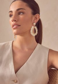 Next Pendientes - bone