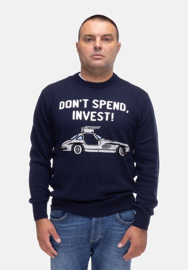 Maglione lavorato a maglia blu navy con un'illustrazione di un'auto e il testo "NON SPENDERE, INVESTI!" in lettere bianche a blocchi. Vestibilità classica.