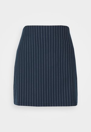 Saia azul-marinho com riscas verticais brancas. Apresenta um design ajustado e uma textura suave, terminando acima do joelho com uma bainha limpa.