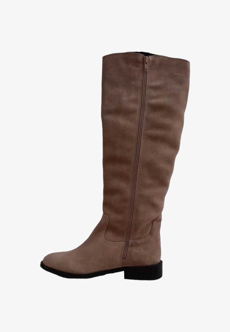 Botas de ante taupe hasta la rodilla con un cierre lateral, punta redondeada, diseño holgado y un tacón bajo negro en bloque.