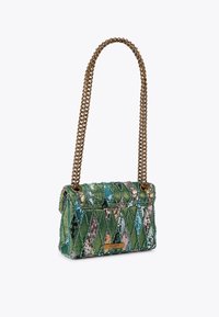 Borsa a tracolla verde in paillettes con un motivo a diamante, caratterizzata da un design trapuntato e una tracolla in catena dorata. Include una placca metallica con il marchio.