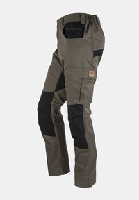 Arbeitshose in dunkelolivgrün mit schwarzen Akzenten. Aus strapazierfähigem Stoff, mit mehreren Taschen und verstärkten Bereichen für zusätzliche Stabilität.