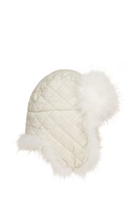 Gestepptes weißes Wintermütze mit einem Kunstpelzbesatz. Sie hat eine runde Form und eine weiche Textur, die für kaltes Wetter geeignet ist.