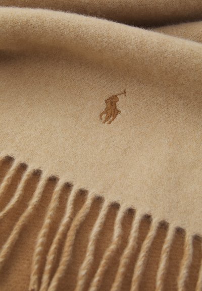 Sciarpa in cashmere marrone chiaro con dettagli frangiati e un piccolo logo ricamato dello stesso colore. Texture morbida con una finitura liscia.