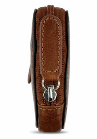 Portefeuille en cuir brun avec une finition texturée, doté d'une fermeture éclair, de quincaillerie en métal et d'un profil slim. Attache pour porte-clés sur le côté.