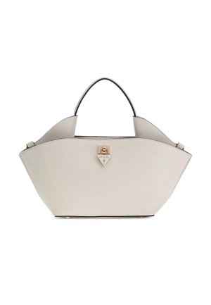 Sac à main texturé crème avec une poignée unique sur le dessus, une plaque triangulaire avec le logo GUESS, et une forme trapézoïdale large et structurée.