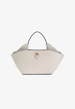 Bolso de mano de textura cremosa con un asa superior única, placa triangular con el logo de GUESS y forma trapezoidal ancha y estructurada.