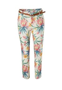 Bloemige broeken met een witte achtergrond, grote roze en blauwe bloemenpatronen, en een bruine riem in de taille. Slim-fit ontwerp.