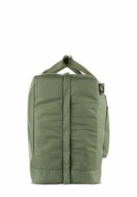 Groene gewatteerde tas met een rechthoekige vorm. Hij heeft versterkte stiksels, dubbele handvatten bovenop en een verstelbare zijband voor veelzijdig draagcomfort.