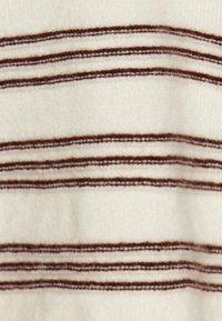 Crème-kleurige stof met horizontale bruine strepen. Zachte textuur, gebreid ontwerp en regelmatig patroon dat afwisselend strepen van verschillende diktes toont.