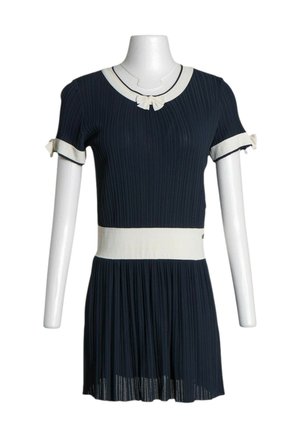 Robe côtelée bleu marine à manches courtes, bord blanc à l'encolure, à la taille et aux poignets, avec de petits nœuds blancs sur le col et les manches.