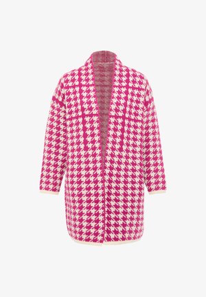 Różowo-biały kardigan w wzór Houndstooth, z krótkimi rękawami, otwartym przodem i luźnym krojem. Dzianinowy materiał o miękkiej strukturze.