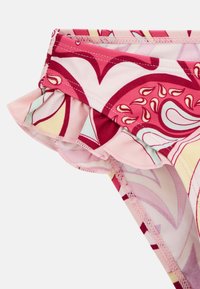 Costume da bagno con un motivo paisley rosa e rosso, dotato di orlo arricciato e tessuto liscio. Cuciture dettagliate e un design colorato.