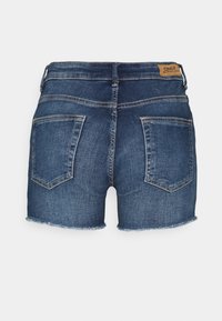 Pantalones cortos de mezclilla en lavado oscuro con dobladillo deshilachado, que cuentan con dos bolsillos traseros y una etiqueta de cuero con la marca en la cinturilla.