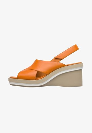 Sandalias de cuña de cuero naranja con punta abierta, correa ajustable y suela de color crema con un diseño de cuña redondeada.