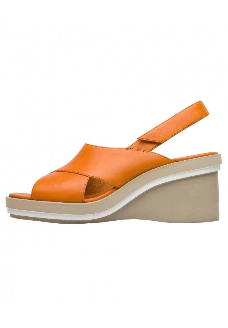 Oranje leren sleehaksandalen met open teen, verstelbare band en crèmekleurige zool met een afgeronde sleehakdesign.