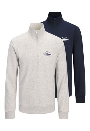 Due maglioni a maniche lunghe con cerniera parziale, uno grigio chiaro e uno blu navy, entrambi con collo alto e piccolo logo sul petto.