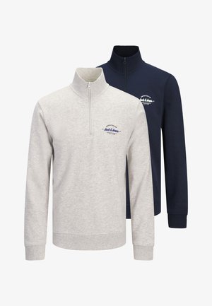 Due maglioni a maniche lunghe con cerniera parziale, uno grigio chiaro e uno blu navy, entrambi con collo alto e piccolo logo sul petto.