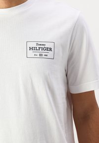 Tommy Hilfiger MONOTYPE LABEL TEE - Basic T-shirt - white