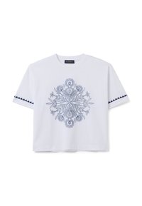 Witte katoenen t-shirt met een blauw bloemenborduurontwerp in het midden en decoratieve marineblauwe accenten op de mouwen.