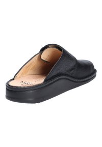 Schwarzer Lederschlupfschuh mit abgerundetem Zehenbereich, gepolsterter beiger Innensohle und glatter schwarzer Sohle, von hinten und von der Seite betrachtet.