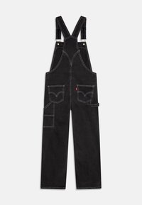 Černé denimové laclové kalhoty s nastavovacími ramínky, přední kapsou na hrudi, dvěma bočními kapsami a kontrastním bílým prošíváním.