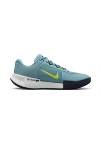 Nike sporta apavi gaiši zilā krāsā ar tumši zilām zolenēm. Iespējamie teksturēti augšdaļi, kontrastējošs dzeltenais logotips un sānu zīmols. Gumijas zole ar rakstu.