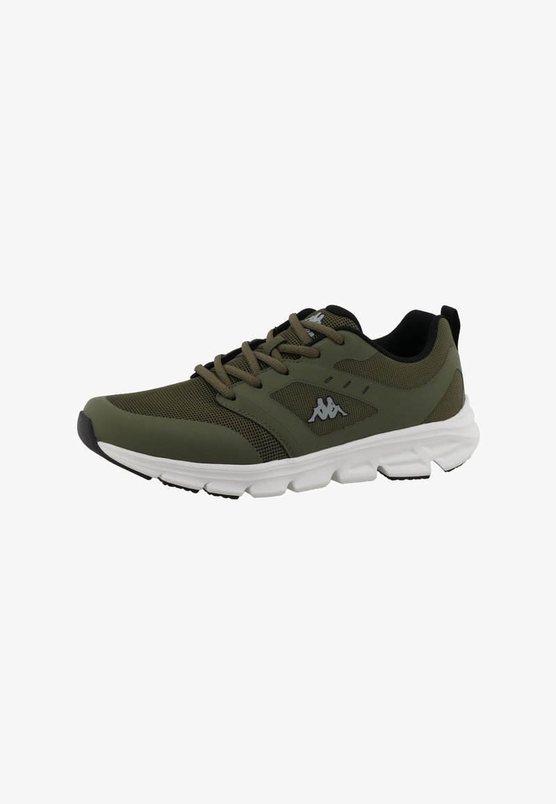 Chaussure de sport vert olive avec semelle blanche, détails noirs, tige en mesh et synthétique, fermeture à lacets, et logo de la marque sur le côté et la langue.