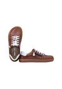 Paire de baskets en cuir marron avec lacets blancs, accents blancs au talon, fermetures éclair latérales et semelles en caoutchouc sur fond blanc.