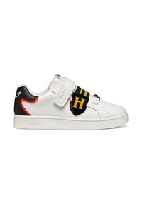 Witte leren sneaker met een zwart en rood accent, voorzien van een klittenbandsluiting en een geborduurd logo in geel en zwart. Geox merk zichtbaar.