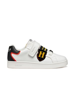Witte leren sneaker met een zwart en rood accent, voorzien van een klittenbandsluiting en een geborduurd logo in geel en zwart. Geox merk zichtbaar.