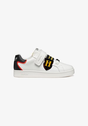 Sneaker bianco in pelle con un accento nero e rosso, dotato di una fascia in Velcro e una toppa con logo ricamata in giallo e nero. Marchio Geox visibile.