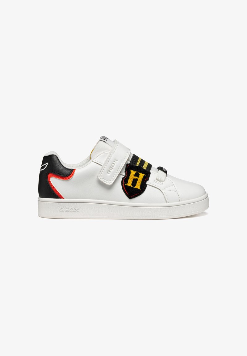 Sneaker bianco in pelle con un accento nero e rosso, dotato di una fascia in Velcro e una toppa con logo ricamata in giallo e nero. Marchio Geox visibile.