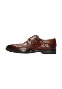 Scarpa da uomo in pelle marrone con pattern a croccodrillo testurizzato, punta affusolata, perforazioni decorative e suola in gomma nera.