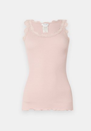 Roze geribde tanktop met kantafwerking langs de halslijn en schouderranden; geschulpt zoom; gemaakt van een zachte, rekbare stof.