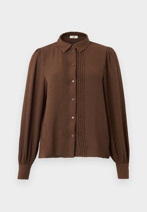 Blouse marron à manches longues en tissu texturé, avec un devant à boutons, un col et des détails de pin-tucks le long de la patte de boutonnage.