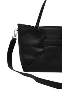 Borsa a tracolla in pelle nera dal design strutturato, con superficie texturizzata, dettagli angolati e tracolla regolabile.