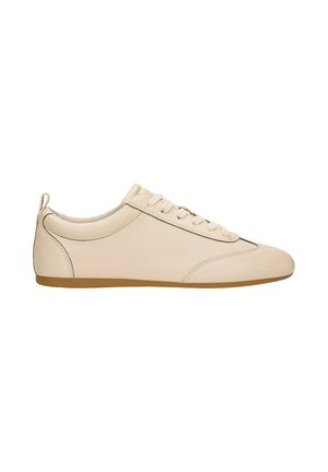 Beige leren veter-sneaker met een gladde afwerking, ronde neus, laag profiel, gevoerde kraag en een bruine rubberen zool.