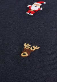 Pull en laine bleu marine avec des motifs brodés de Saint-Nicolas et d'un renne, présentant des traits du visage détaillés et des accents colorés.