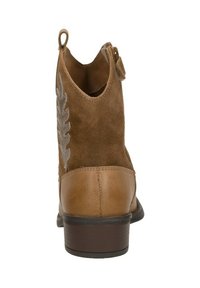 Tan suede enkelboetjes met een gestapeld hak, een decoratief loofpatroon en een zijrits voor gemakkelijke instap. Gladde leren accenten aan de basis.